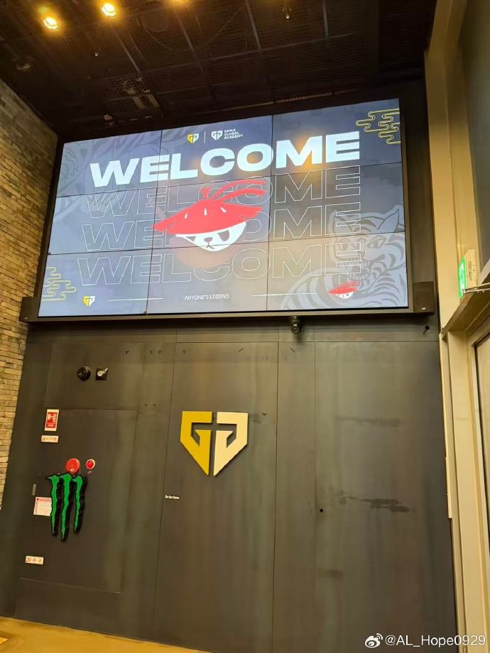 Hope分享韩国训练日常照：来韩国每一天离不开麻辣香锅，吃了Faker泡面